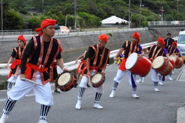 旧盆　各地でエイサー・道ジュネー　全集落巡回「待ってたよー」　国頭村青年団協議会　３日で９８キロ移動