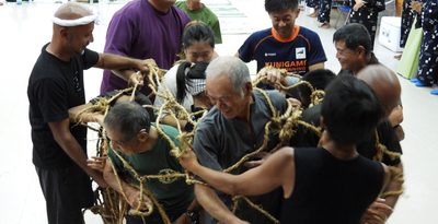 「魚役」の子、豊漁願い網の中へ　国頭村安波でシヌグ　航海の儀礼もにぎやかに　沖縄