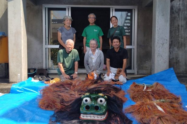 厳かに神獅子の虫干し　沖縄市・古謝自治会と保存会