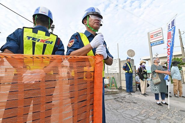 「ここは歩道だ」響く怒号　警備員が「人のバリケード」、市民の牛歩阻む　安和で土砂搬出再開　沖縄　