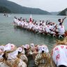 カミンチュが豊作へ祈り　大宜味村・塩屋湾で海神祭「ウンガミ」　沖縄