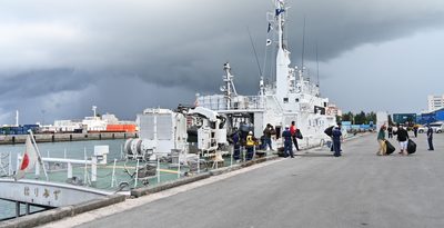 救助の乗組員7人が那覇港に帰還　機関長の捜索続く　沖縄本島沖の漁船炎上・沈没