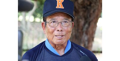 練習を終え、取材に応じる興南の我喜屋優監督（小川昌宏撮影）