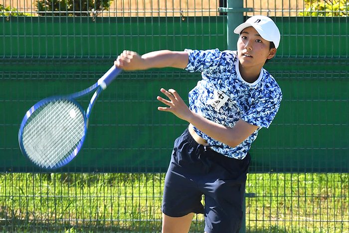 女子ダブルス決勝　サーブを打ち込む沖縄尚学の井手葵