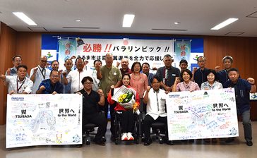 喜納「東京パラ上回る」　車いすマラソン　うるま市長ら激励