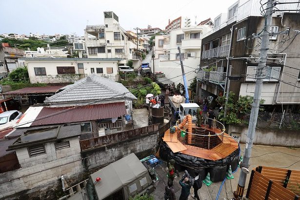 那覇市首里で250キロ不発弾の処理　1400人避難、バス10路線が迂回　日曜の住宅街も慌ただしく　