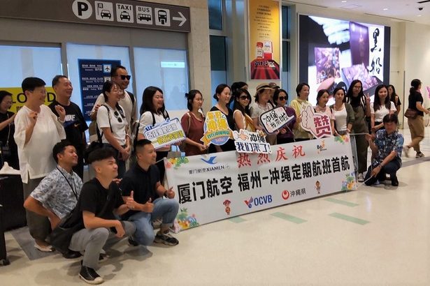 9年ぶりに再開した那覇－福州線　中国の厦門航空、初就航　那覇空港で搭乗客を歓迎　沖縄