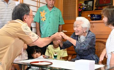 「美寿」大田ヨシさんの100歳をお祝い！　朝から掃除と草むしり、デニー知事にも元気分け　沖縄・北中城村