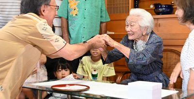 「美寿」大田ヨシさんの100歳をお祝い！　朝から掃除と草むしり、デニー知事にも元気分け　沖縄・北中城村