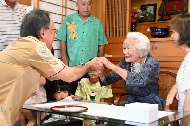 「美寿」大田ヨシさんの100歳をお祝い！　朝から掃除と草むしり、デニー知事にも元気分け　沖縄・北中城村