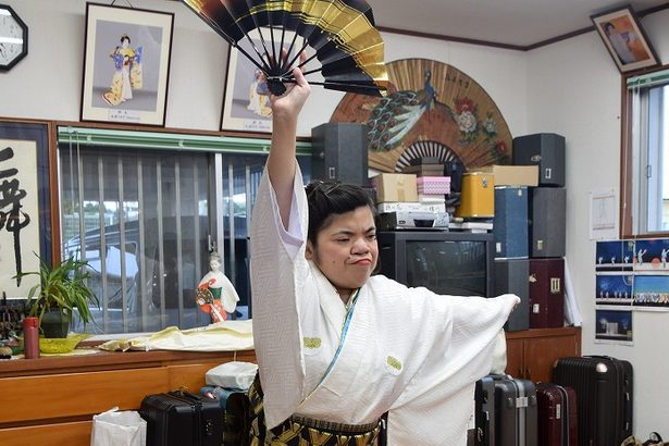 知的障がいのある長濱さん、日本舞踊の初舞台へ　「急成長に涙」と指導者　若宮流の宮古公演　沖縄