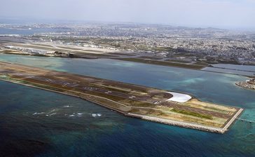 那覇空港で空自機トラブル　第2滑走路が一時閉鎖　沖縄