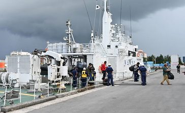 救助の7人 那覇に戻る　マグロ漁船沈没事故　機関長の捜索続く　沖縄