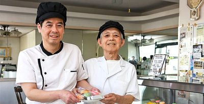 親子で洋菓子作りに励む佐次田秀美さん（右）と司さん＝8月20日、うるま市石川の「アラモード」（喜瀬守昭撮影）