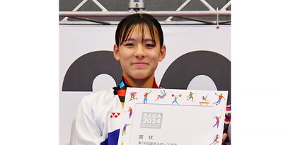 競泳少年女子B50メートル自由形で優勝した那覇西の平良吏美華＝佐賀市のSAGAサンライズパークSAGAアクア（佐賀新聞社提供）