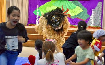 地域の獅子、勇壮に　浦添3地区で十五夜祭