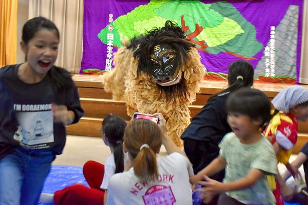 地域の獅子、勇壮に　浦添3地区で十五夜祭