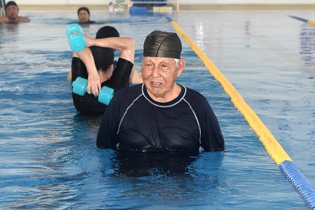 91歳、毎日プールで歩き1.5キロ　うるまの野辺憲勇さん　「ライバルは自分」