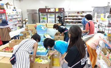 【写真】食料届いた！　北大東島に20日ぶり船が入港　生野菜や卵など続々　沖縄　