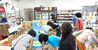 【写真】食料届いた！　北大東島に20日ぶり船が入港　生野菜や卵など続々　沖縄　