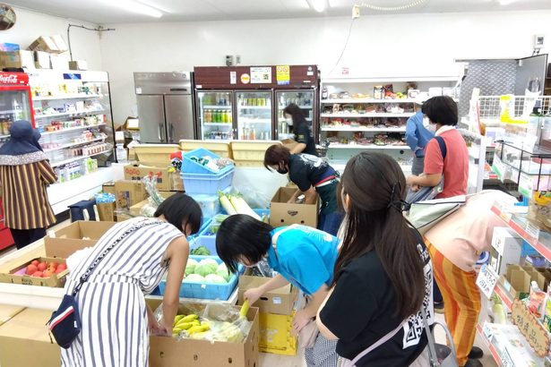 【写真】食料届いた！　北大東島に20日ぶり船が入港　生野菜や卵など続々　沖縄　