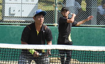 沖国大（男子）1勝挙げる　地元開催、目標の初戦突破　大城・上原、勝利のギア上げる　全日本学生ソフトテニス