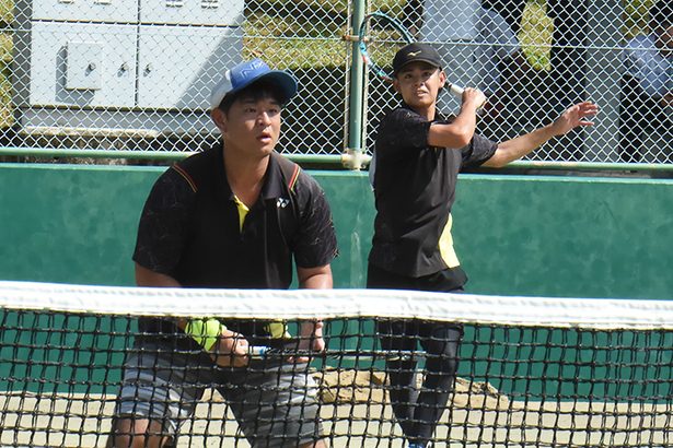 沖国大（男子）1勝挙げる　地元開催、目標の初戦突破　大城・上原、勝利のギア上げる　全日本学生ソフトテニス