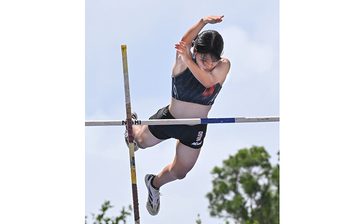 下地（名護）女子棒高大会新　自己ベスト40センチ超「驚き」　県高校新人体育大会・陸上