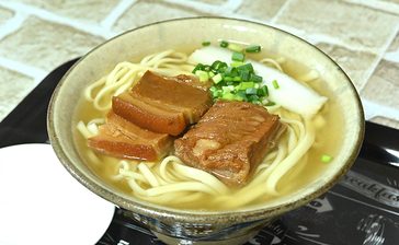 こだわりの“だし”をブレンドした沖縄そば　よなみね屋（今帰仁村）＜うちなー味まーい＞120