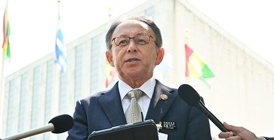 報道陣の質問に答える玉城デニー知事＝13日午後1時ごろ（日本時間14日未明）、ニューヨークの国連本部前