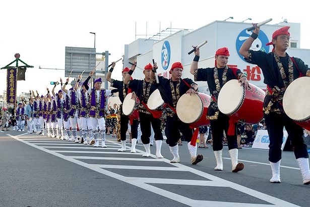 迫力の「道ジュネー」に歓声　うるま市エイサーまつり　沖縄