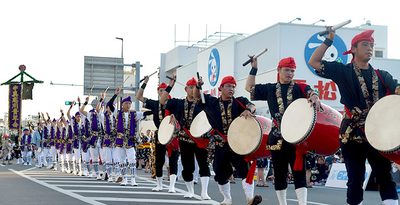 迫力の「道ジュネー」に歓声　うるま市エイサーまつり　沖縄