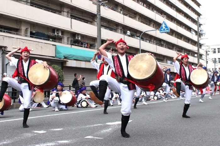 エイサーを披露する琉球風車＝21日、大阪府大阪市大正区