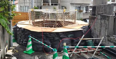 地下を掘って作られた不発弾処理現場＝24日、那覇市首里山川町