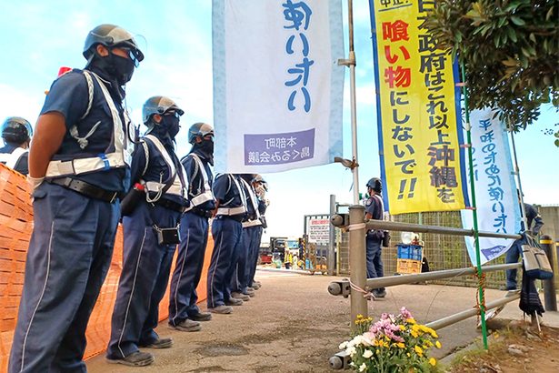 繰り返されてきた事故　「2台出し」やるべきではなかった　元警備員「国から搬入増要請」 ＜信なき現場　安和事故3カ月＞（上のつづき）