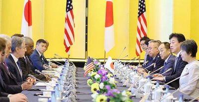 日米2プラス2に臨む（右から）上川外相、木原防衛相、（左3人目から）ブリンケン米国務長官、オースティン米国防長官＝28日午後、東京都内（代表撮影）