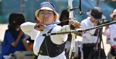 有我（女子）石川（男子）70メートルラウンド優勝　宜野湾、男女団体優勝 ＜県高校新人体育大会＞アーチェリー