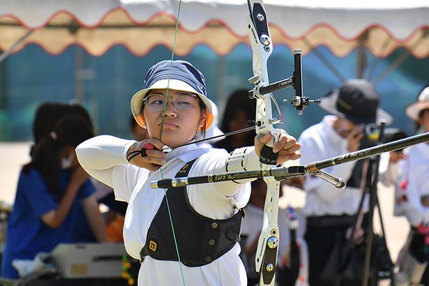 有我（女子）石川（男子）70メートルラウンド優勝　宜野湾、男女団体優勝 ＜県高校新人体育大会＞アーチェリー