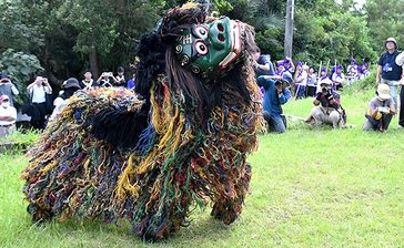 志多伯豊年祭、獅子舞勇壮に　八重瀬　棒術や組踊に区民総出