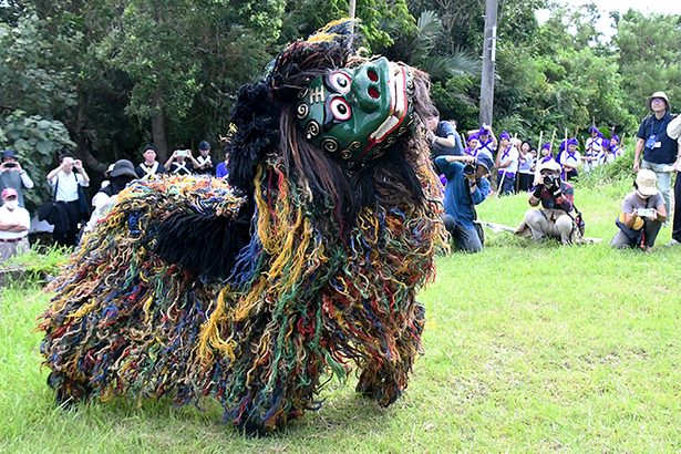 志多伯豊年祭、獅子舞勇壮に　八重瀬　棒術や組踊に区民総出