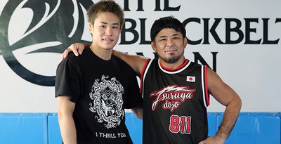 肩を組んでポーズをとる平良達郎（左）とTHE BLACKBELT JAPANの松根良太代表