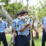 警察学校で「ハブ捕獲」訓練　講師を招き代用のアカマタで実践、ハブの生体観察も　うるま・沖縄