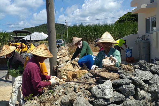 「立派な住宅ができた」定住促進住宅で石垣を“新調”　移住を呼びかけ　伊是名島　沖縄