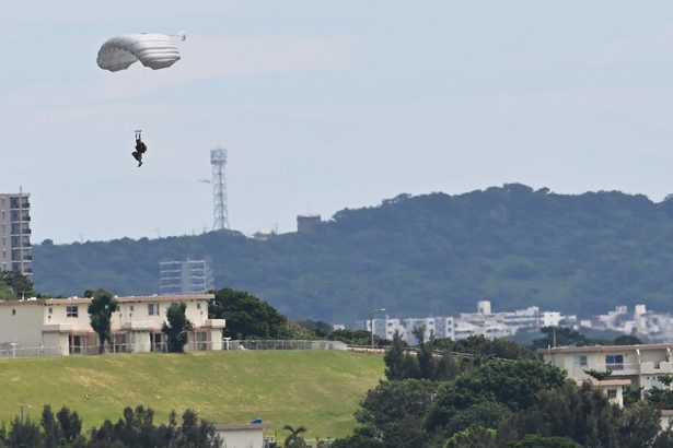 米軍が訓練強行　嘉手納基地で3カ月連続パラシュート降下　玉城デニー知事「例外該当せず」　沖縄