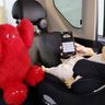 子の車内置き去り　防止するロボット　日産、スマホに警告