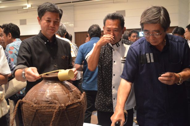 熟成の味、香り豊かに　「古酒の日」、那覇で宴