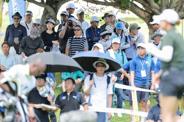 沖縄で初の女子メジャー開催　初日は1750人超が熱視線　ソニー日本女子プロゴルフ