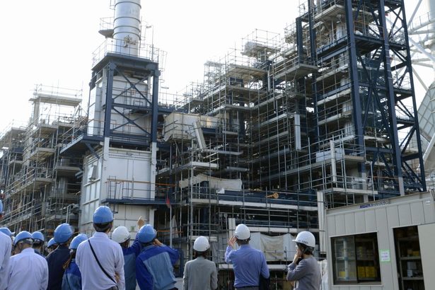 再生燃料施設を公開　コスモ石油など　国内初大規模生産へ