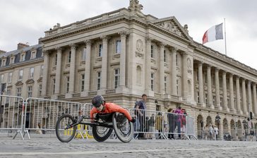 喜納選手に「希望もらった」　友人、後輩ら力走たたえる　パリ・パラリンピック車いすマラソン　沖縄