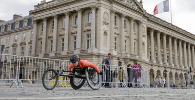 喜納選手に「希望もらった」　友人、後輩ら力走たたえる　パリ・パラリンピック車いすマラソン　沖縄